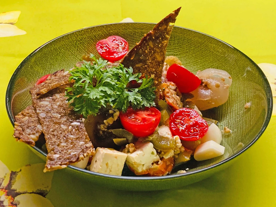 Schafsk&auml;se mit Balsamico-Zwiebeln