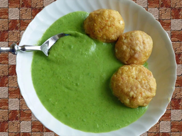 Karotten Topfenknödel mit Lachs und Erbsensauce