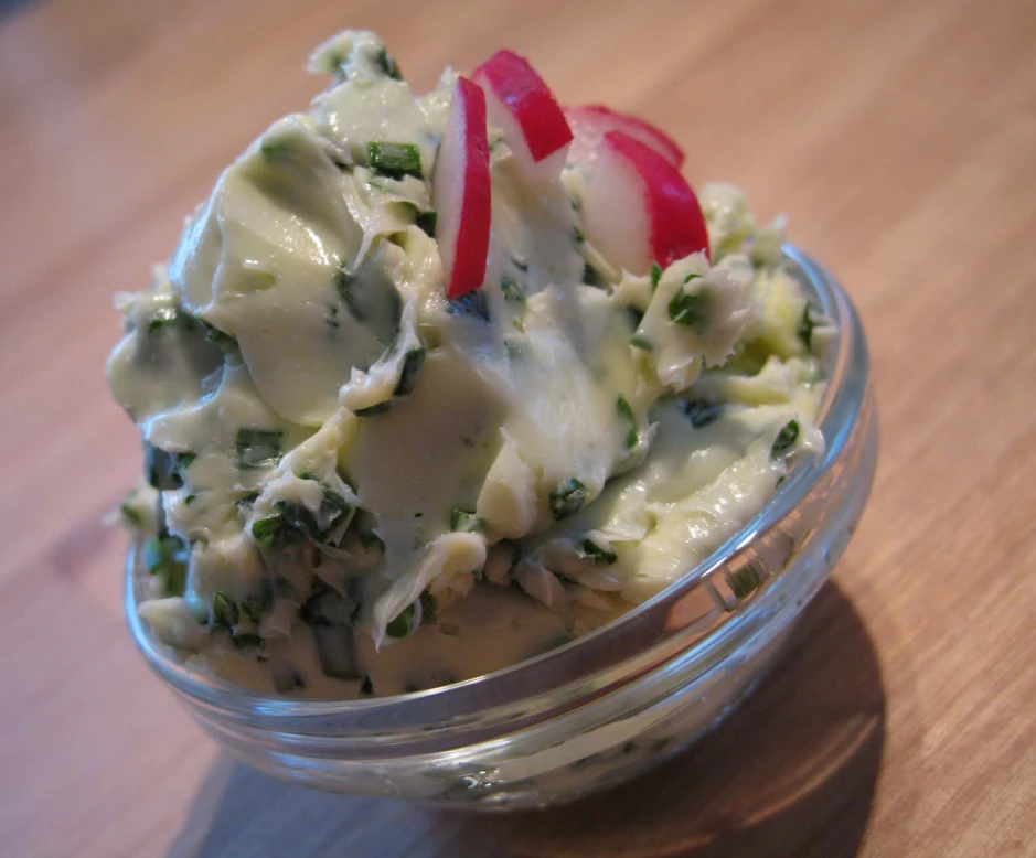 Pikante Schnittlauchbutter