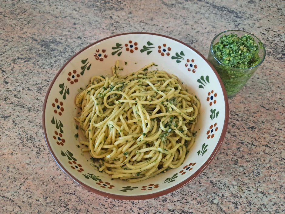 Basilikum Haselnuss Pesto