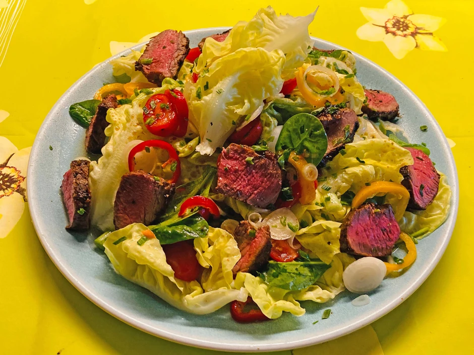 Fr&uuml;hlingssalat mit Rindersteak