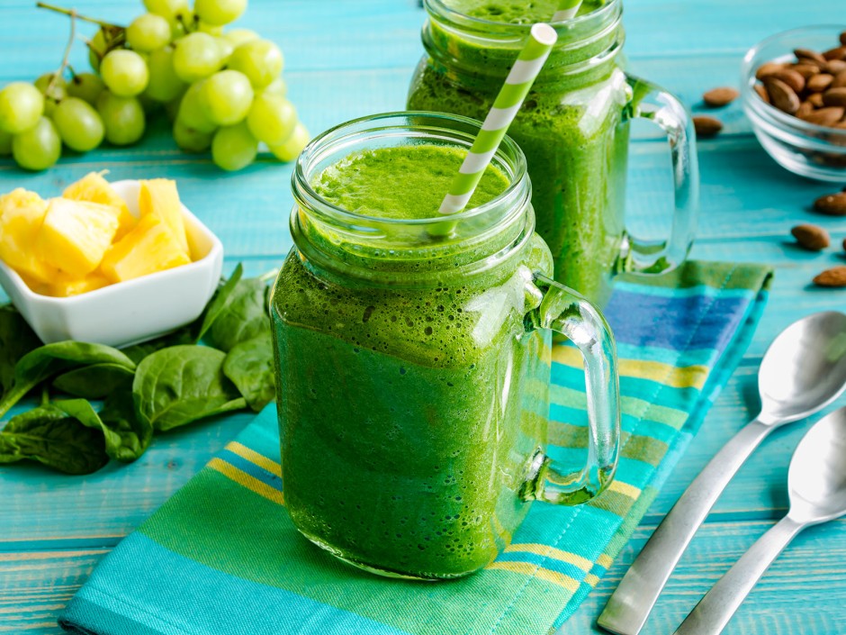 Grüner Smoothie mit Ananas