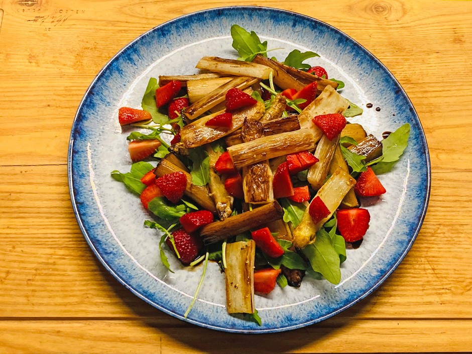 Gebratener Spargelsalat mit Erdbeeren