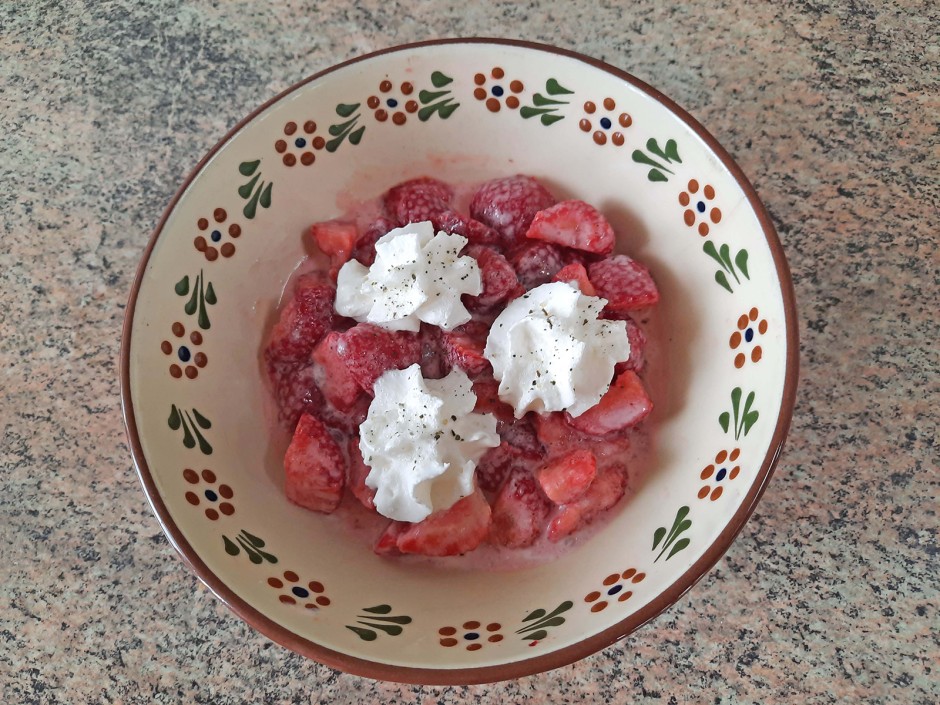 Erdbeeren mit Schlagobers und Minzzucker