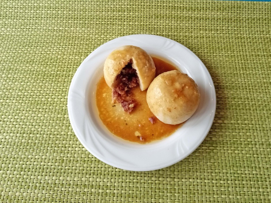 Grammelknödel mit Kümmelsaft