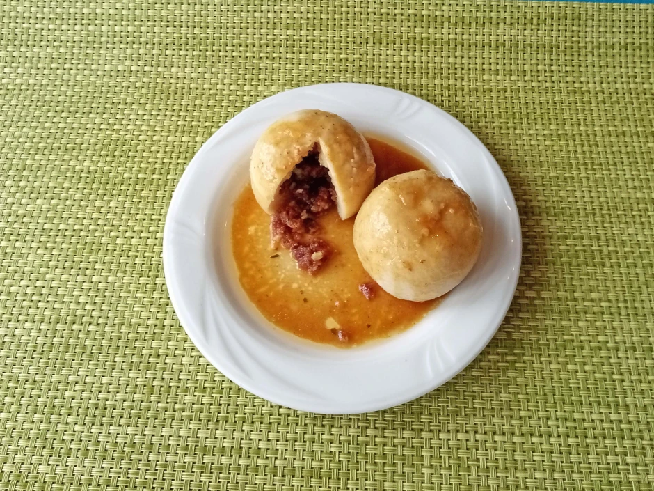 Grammelknödel mit Kümmelsaft