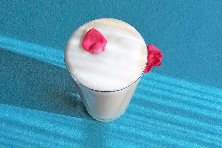 Rosenblüten Milchkaffee