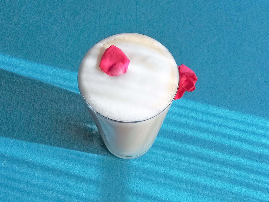 Rosenblüten Milchkaffee