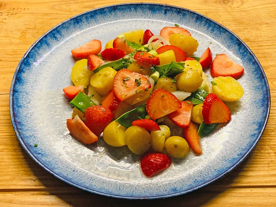 Erd&auml;pfel-Spargelsalat mit Erdbeeren