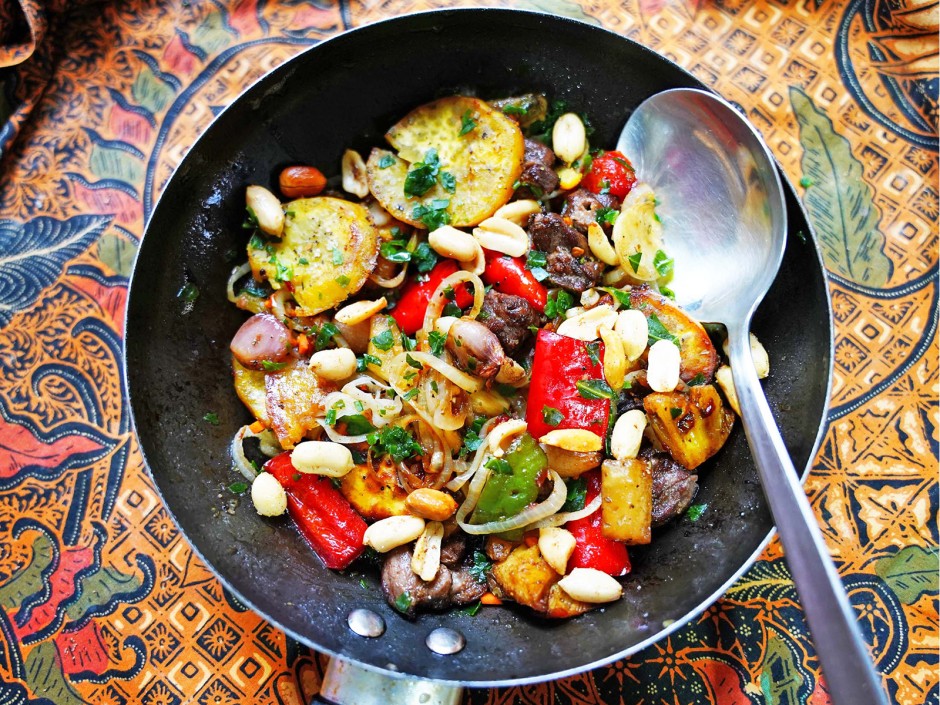 Bunte Gemüsepfanne mit Ananas und Erdnüssen