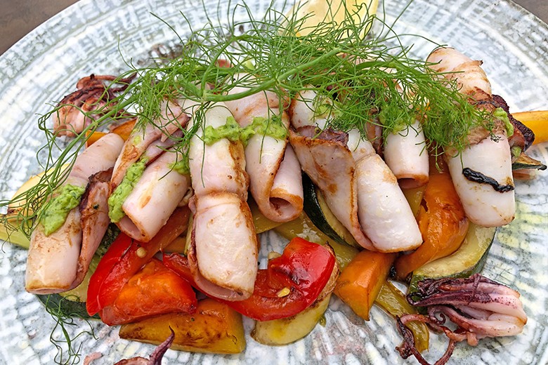 Gefüllter Tintenfisch gegrillt