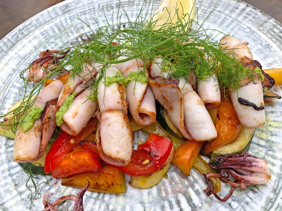 Gef&uuml;llter Tintenfisch gegrillt