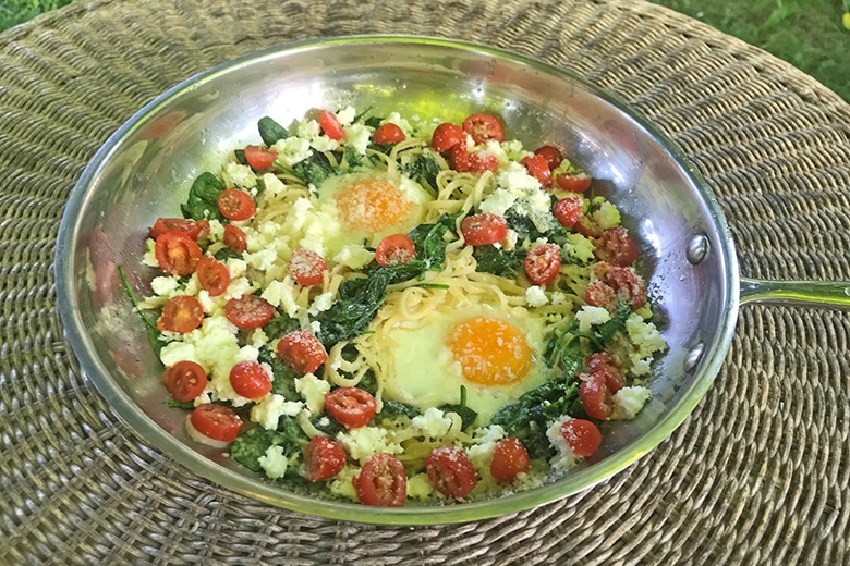Nudelpfanne mit Spinat und Spiegelei