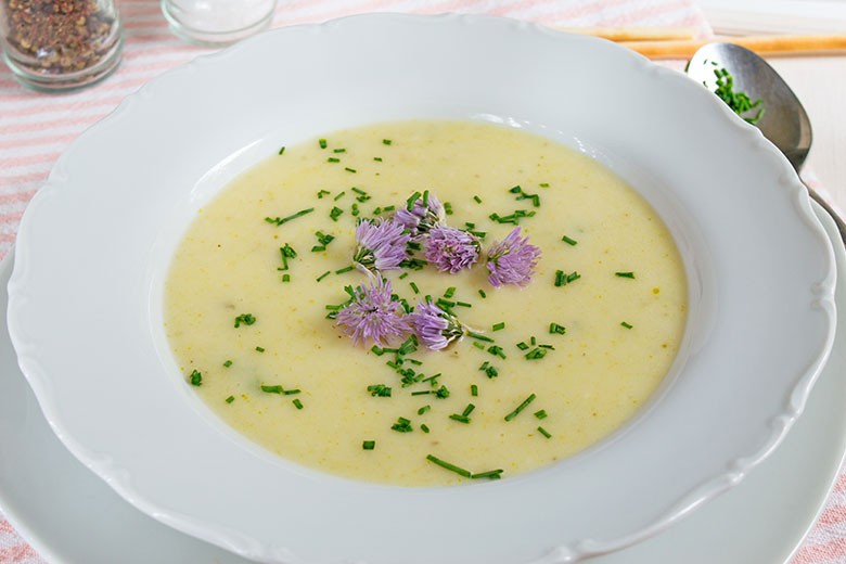 Frühlingsuppe mit Blüten