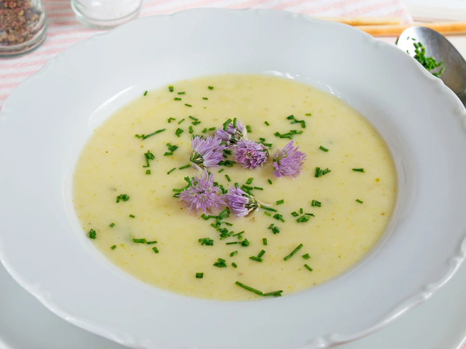 Frühlingsuppe mit Blüten