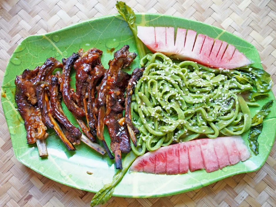 BBQ-Spareribs mit Kailan-Sp&auml;tzle und Wassermelone