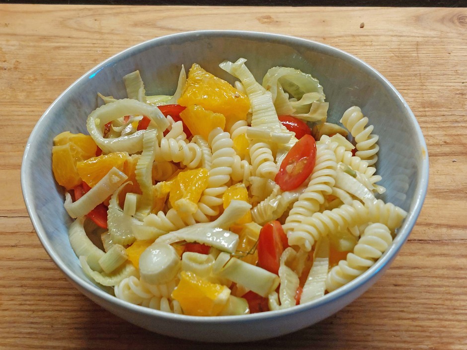 Nudelsalat mit Fenchel und Orangen