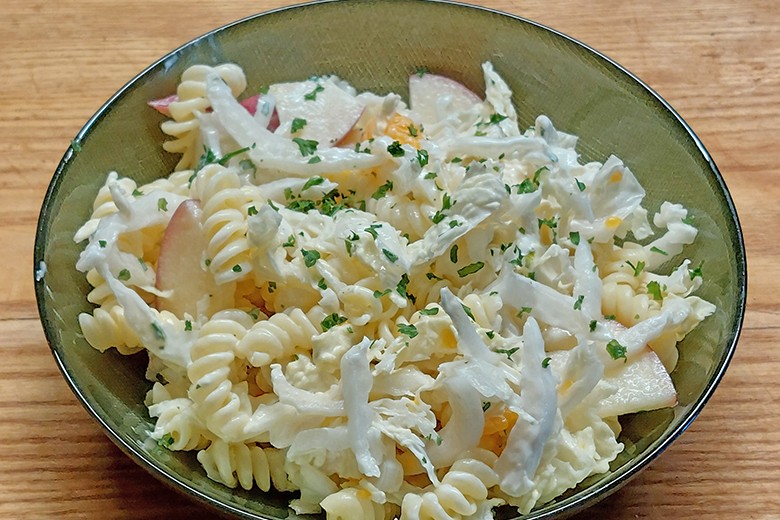 Nudelsalat mit Chinakohl und Apfel