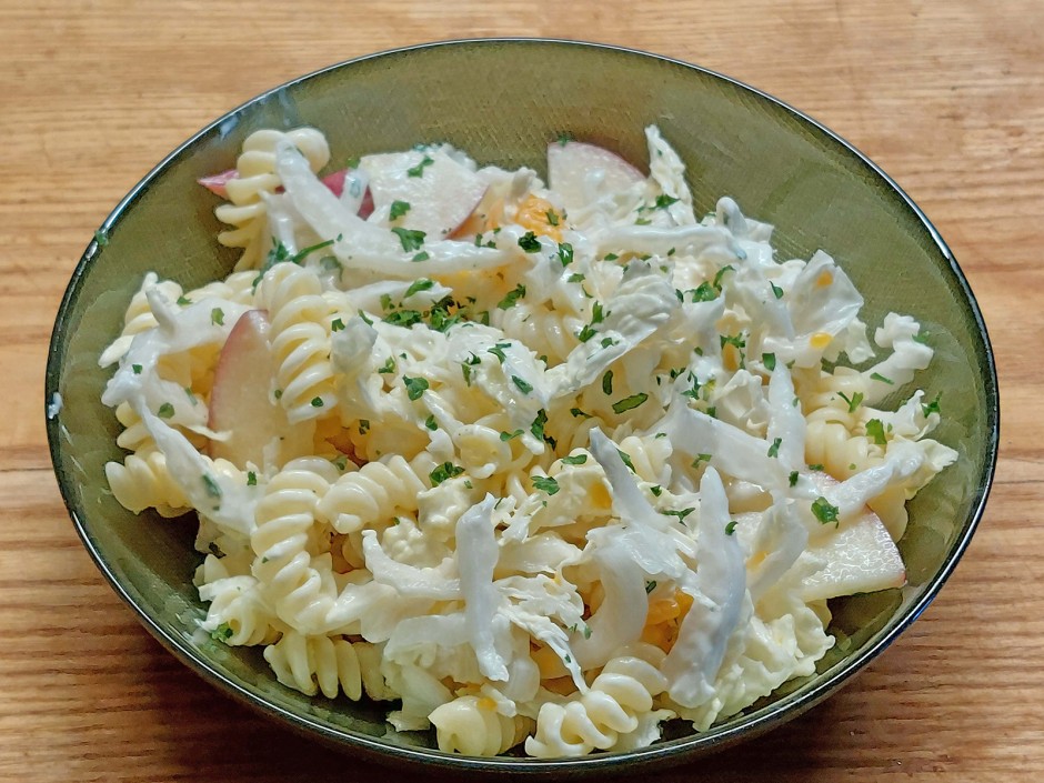 Nudelsalat mit Chinakohl und Apfel