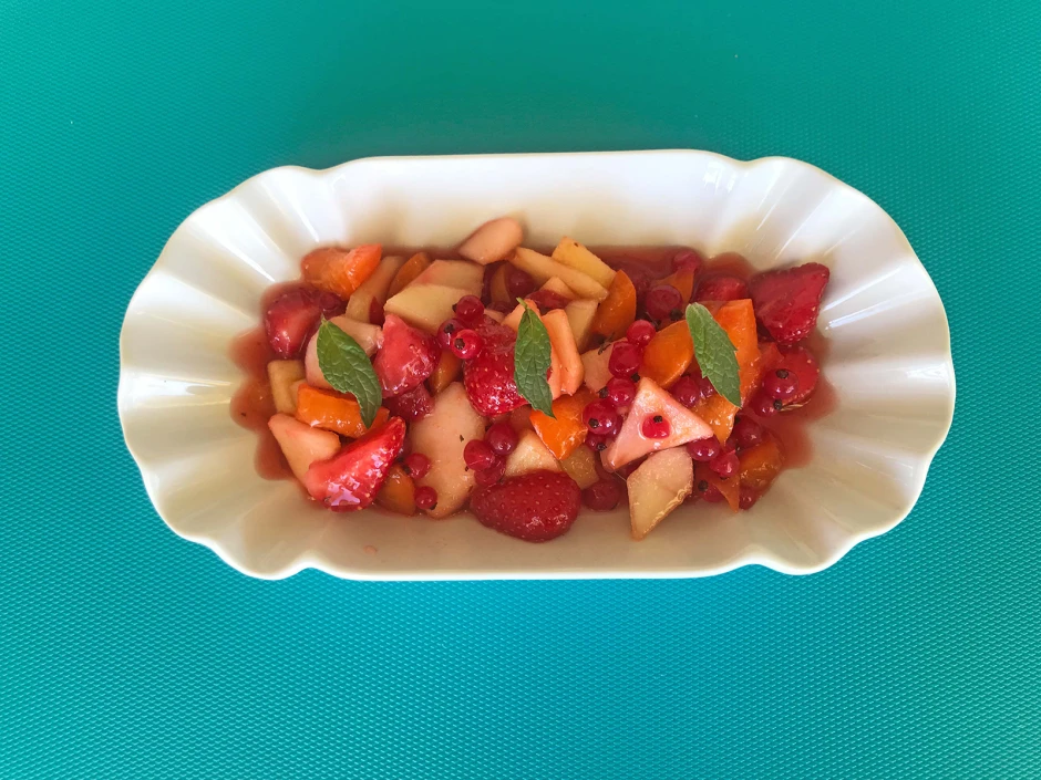 Obstsalat mit Beeren und Marillen