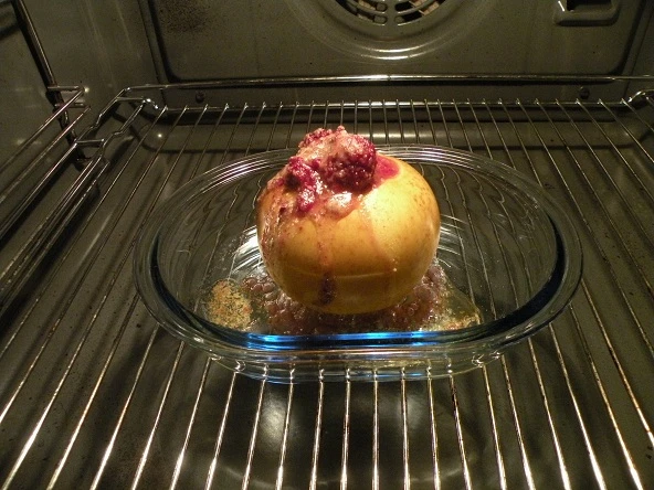 Bratapfel mit Mandeln und Himbeeren