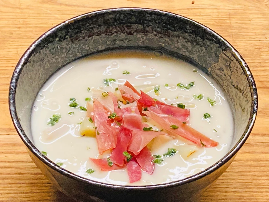 Spargelcremesuppe mit Safran und Parmaschinken