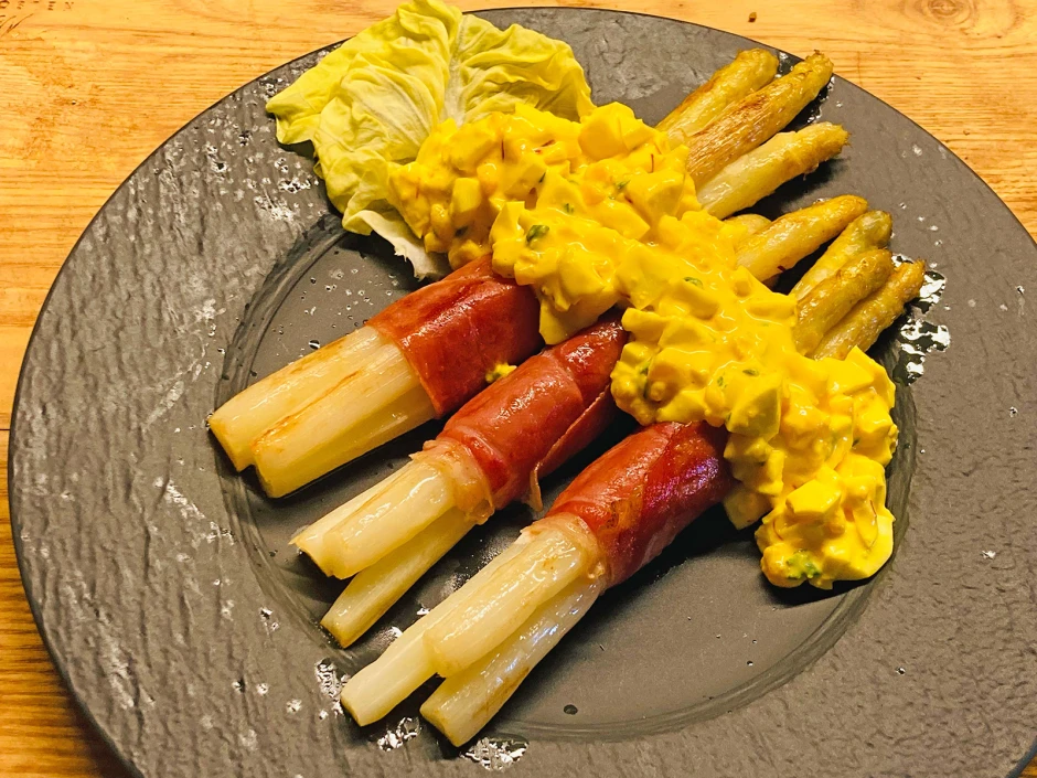 Spargel mit Serranoschinken und Safran-Eier-So&szlig;e