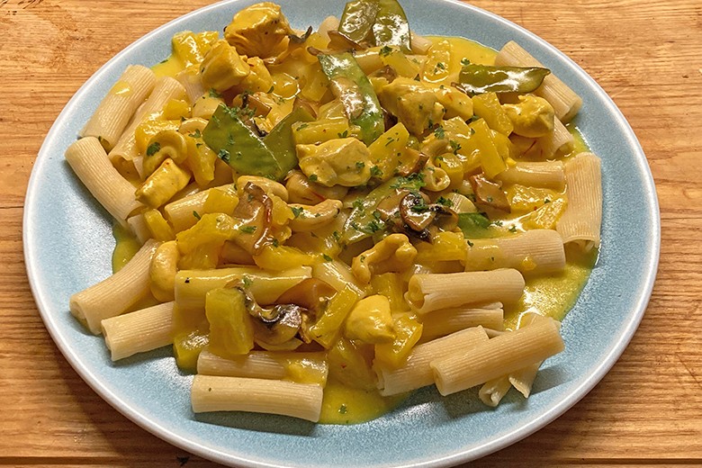 Nudeln mit Safran-Hühnchen-Soße