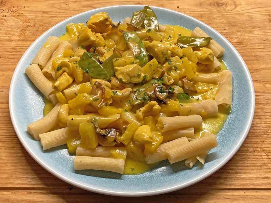 Nudeln mit Safran-Hühnchen-Soße
