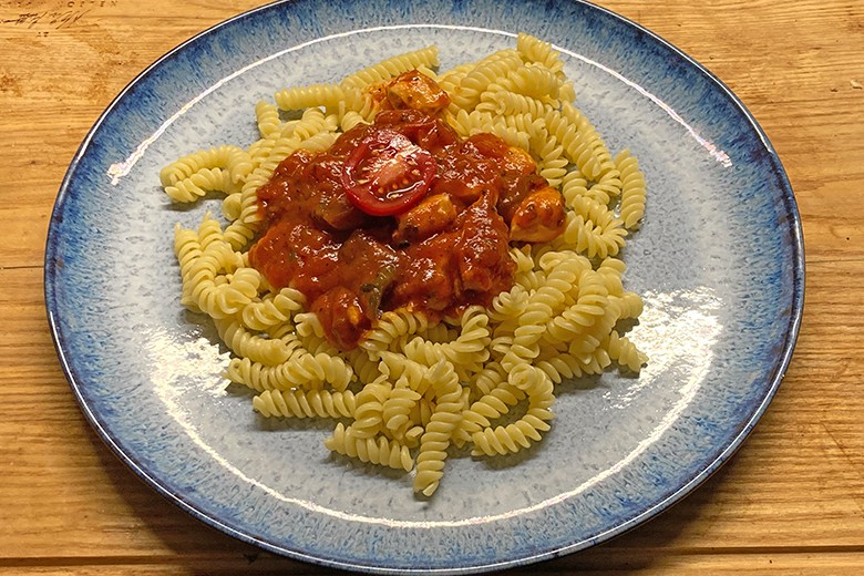 Nudeln in Huhn-Tomatensoße
