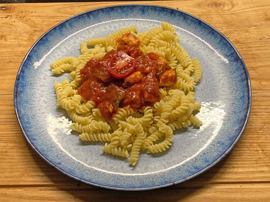 Nudeln in Huhn-Tomatensoße