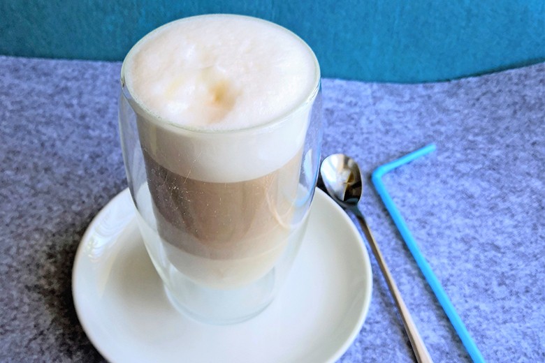 Vanilleeis-Kaffee mit Milchschaum