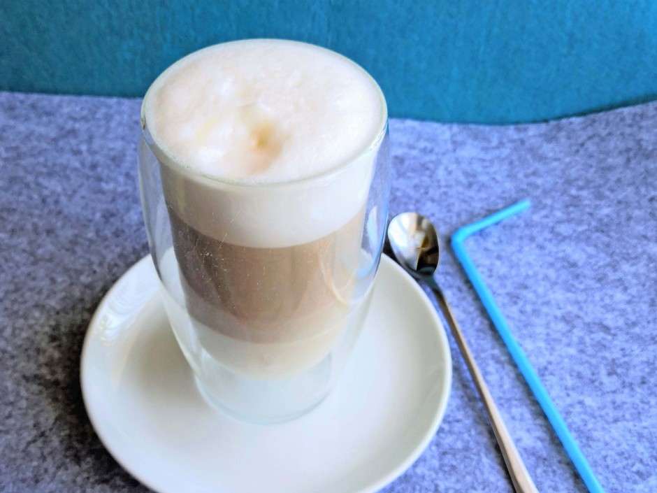Vanilleeis-Kaffee mit Milchschaum