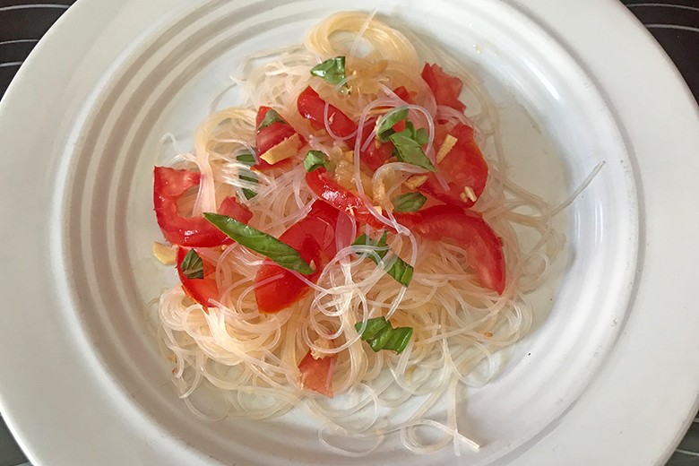 Glasnudelsalat mit Paradeisern und Basilikum