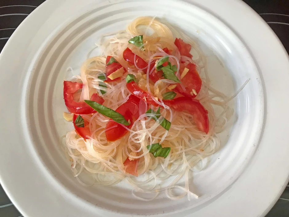 Glasnudelsalat mit Paradeisern und Basilikum