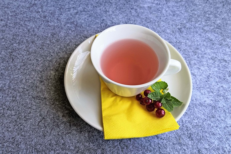 Minzetee mit Ribiseln