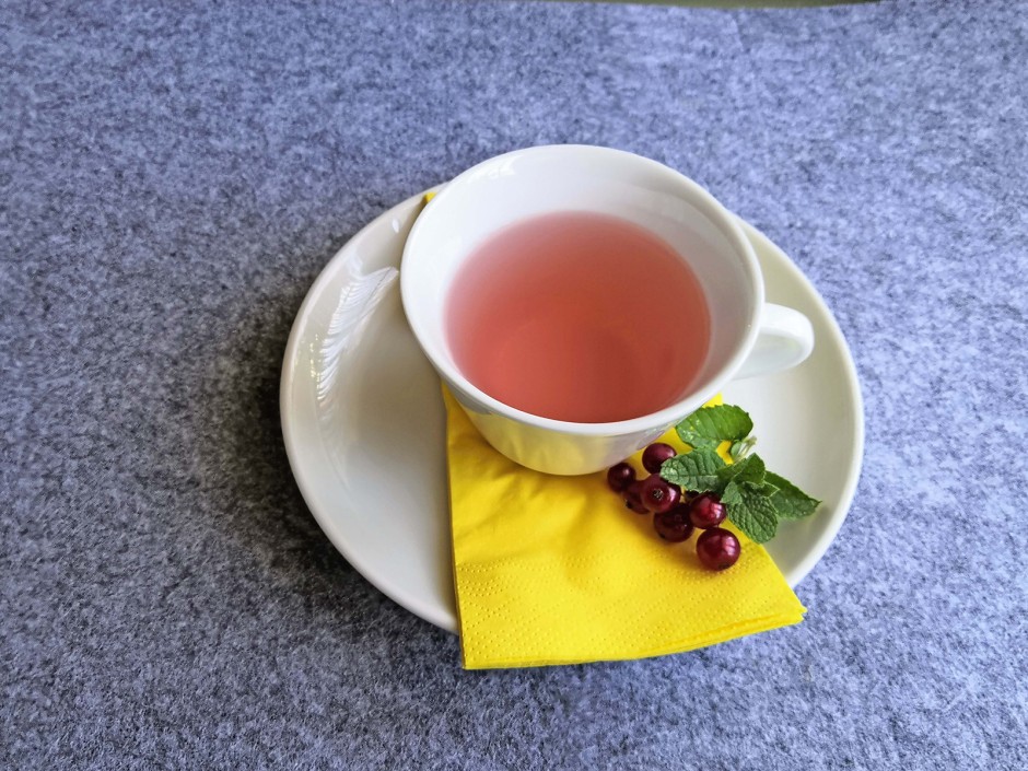 Minzetee mit Ribiseln