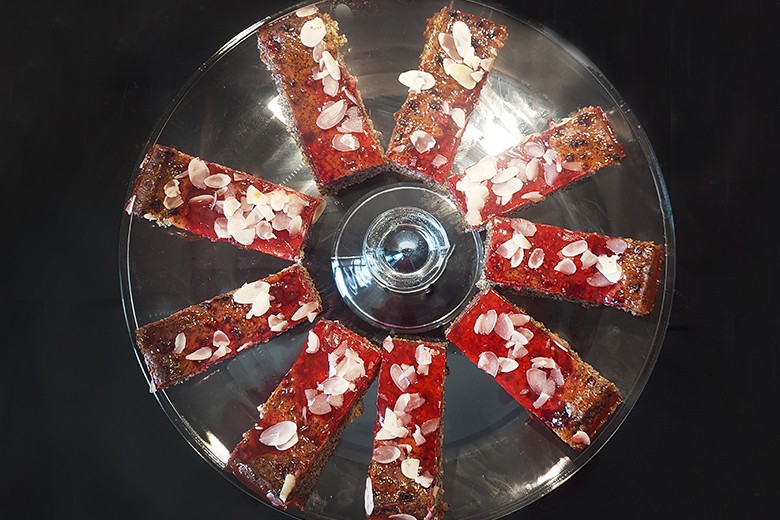 Mohnkuchen mit Kirschenspiegel