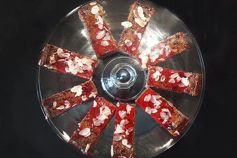 Mohnkuchen mit Kirschenspiegel