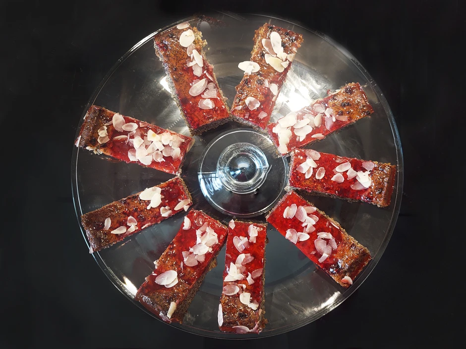 Mohnkuchen mit Kirschenspiegel