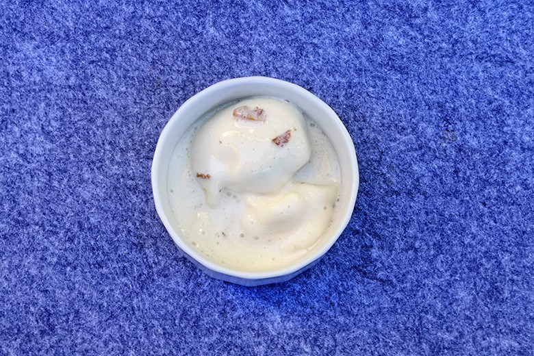 Eisdessert mit Rumrosinen