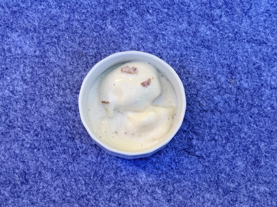 Eisdessert mit Rumrosinen