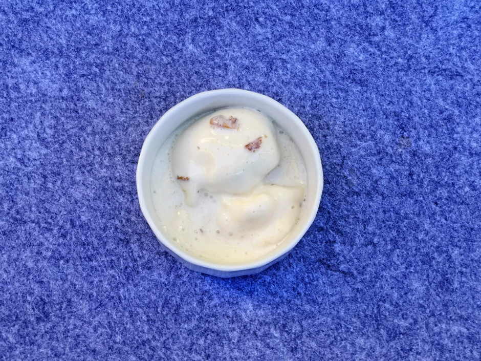 Eisdessert mit Rumrosinen