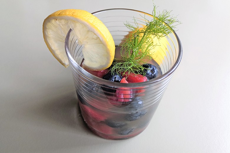 Fencheleistee mit Wassermelone und Heidelbeeren