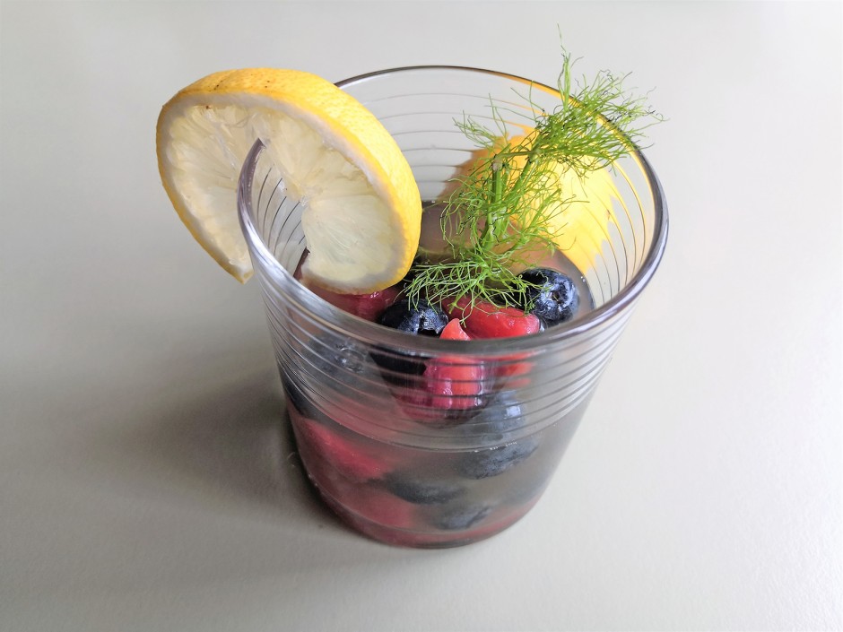 Fencheleistee mit Wassermelone und Heidelbeeren
