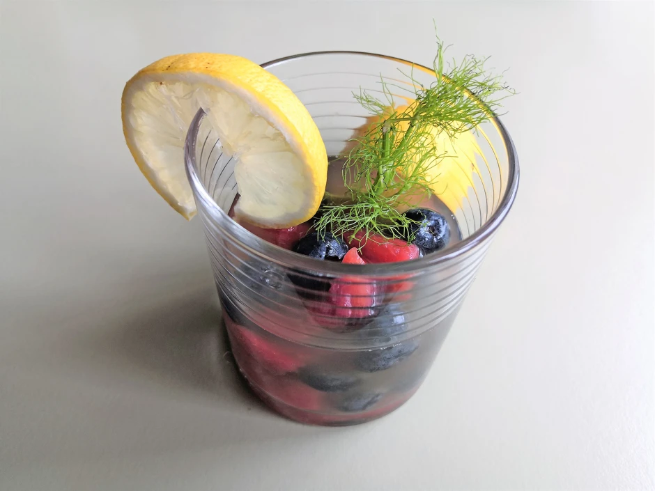 Fencheleistee mit Wassermelone und Heidelbeeren