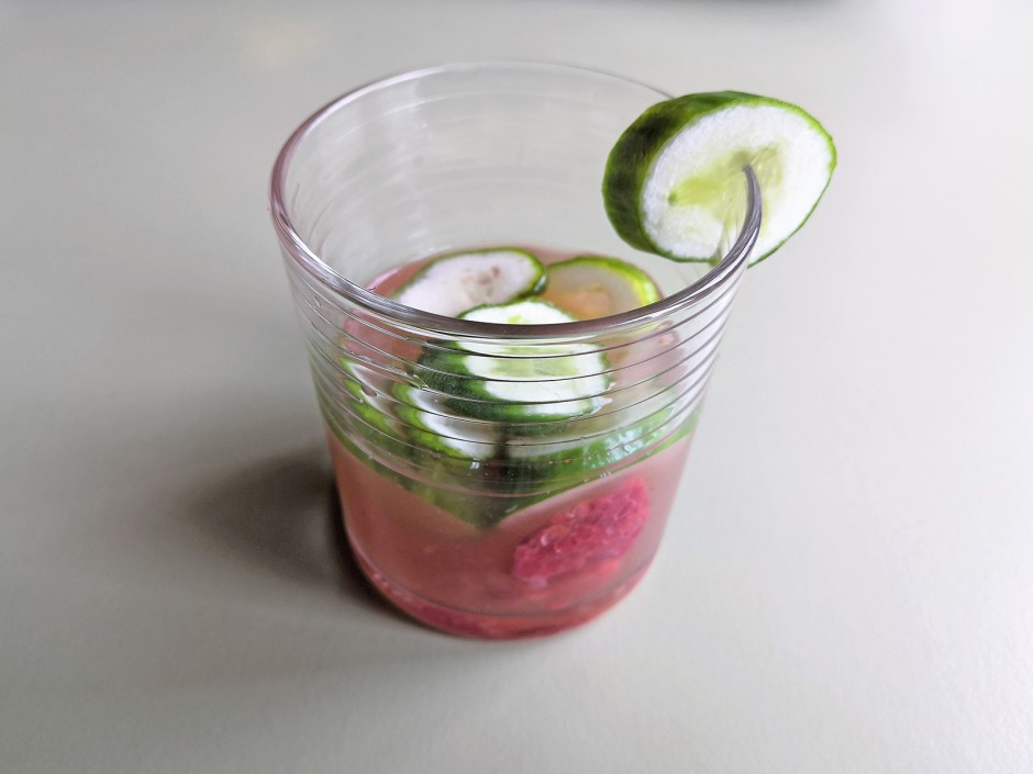 weißer Eistee mit Himbeere und Snackgurke