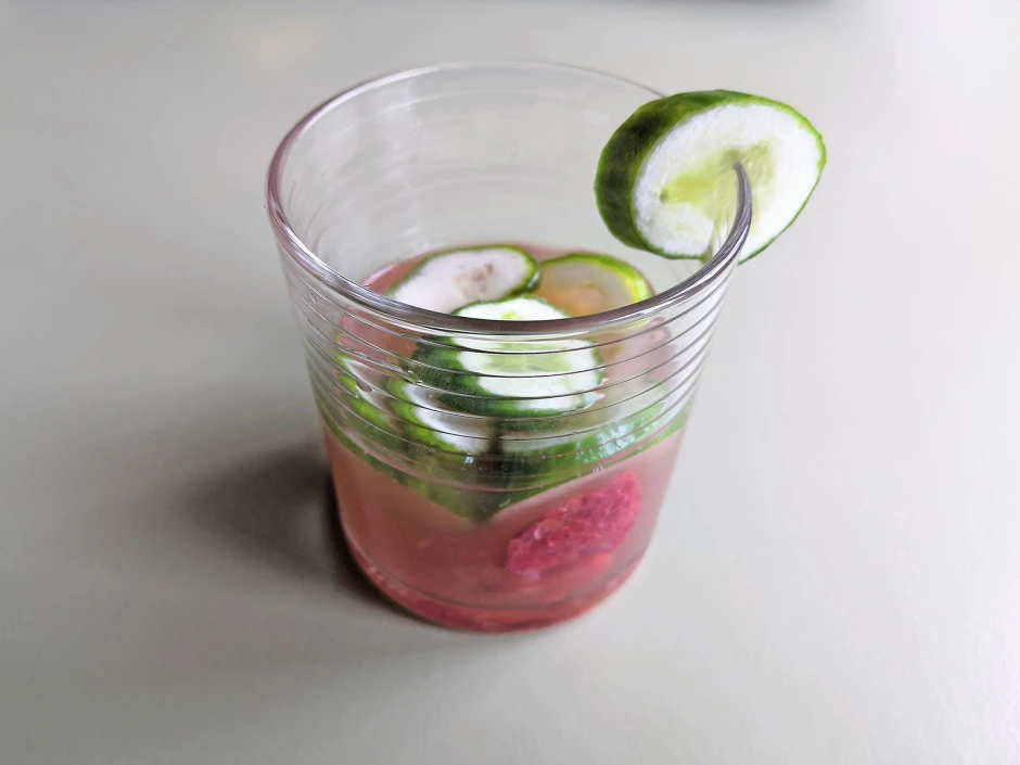 weißer Eistee mit Himbeere und Snackgurke