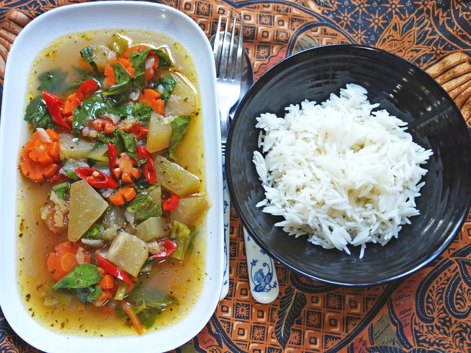 Pfannenger&uuml;hrtes Gem&uuml;se mit Suppe und Reis