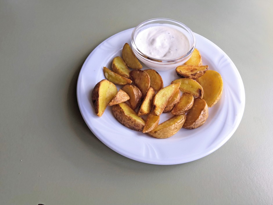 Erdäpfelspalten mit Knoblauch-Kümmeldip